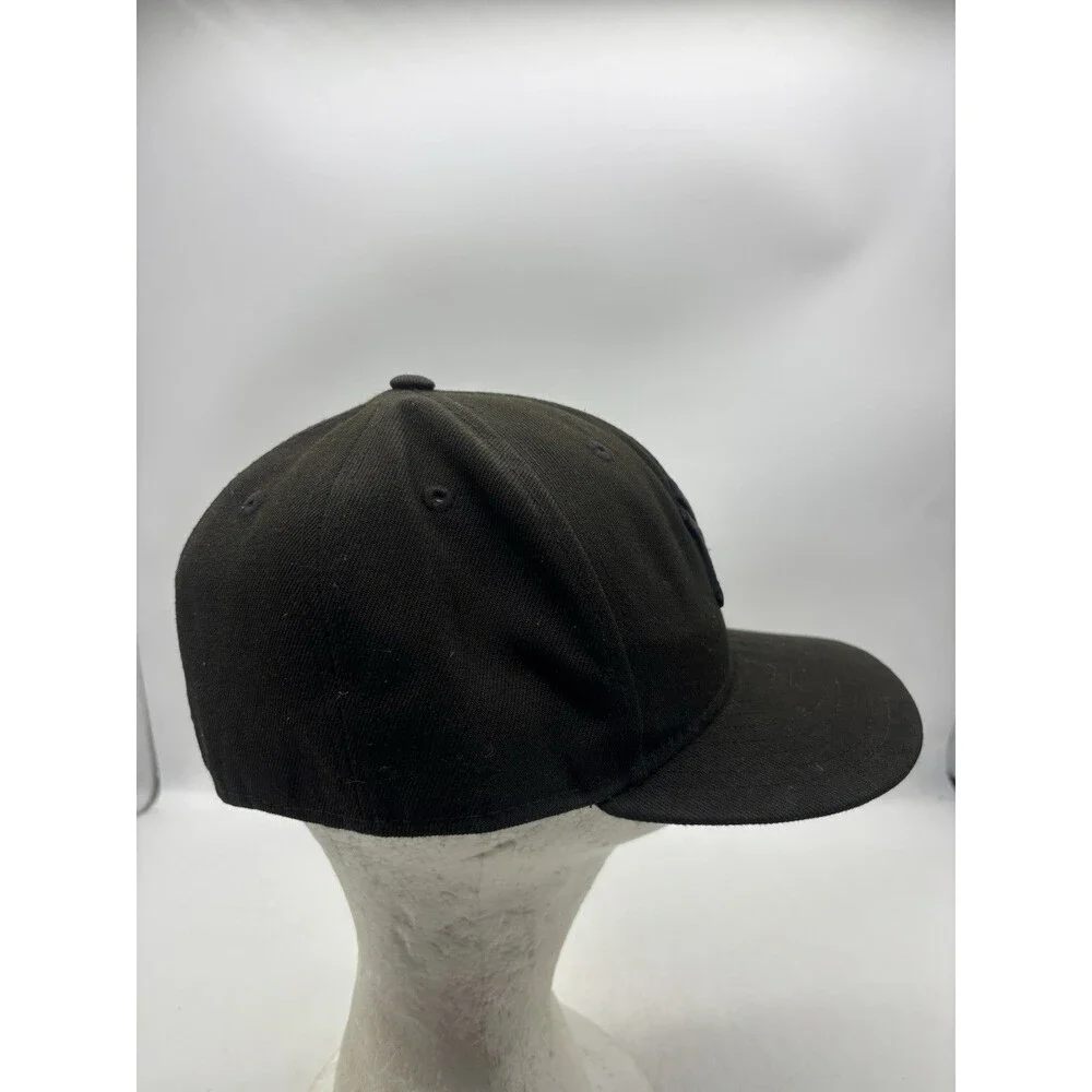 New Era 59FIFTY New York Yankees Hat Fitted 7 1/8 Blackout Cap Grey Undervisor